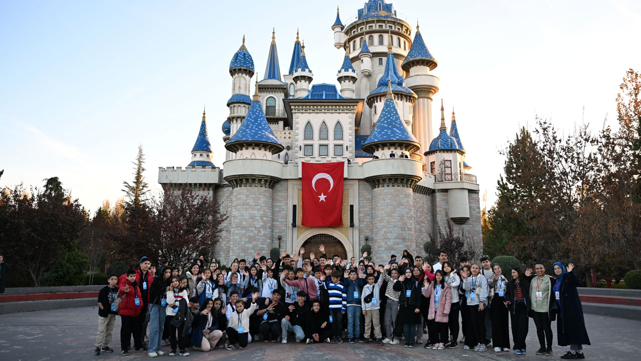 Altındağ Belediyesi, ara tatil hediyesi olarak Gençlik Merkezlerine üye gençlere Eskişehir gezisi düzenledi