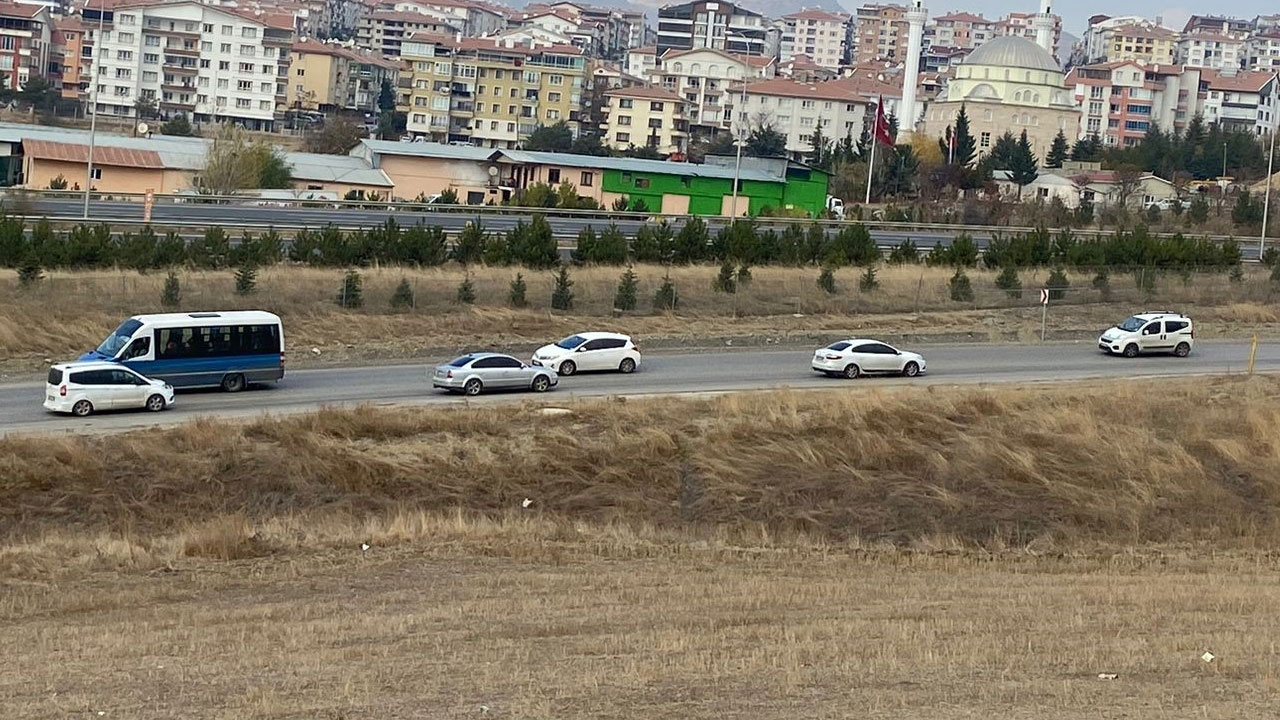 Yeşilbayır, Küçük Kayaş ve Kıbrısköy Mahallelerini birbirine bağlayan yolda trafik çilesi