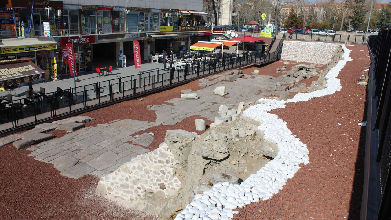 2 bin 700 yıllık Tarihi Roma Yolu, yapılan restorasyon ve çevre düzenlemeleriyle ziyarete açılmaya hazırlanıyor