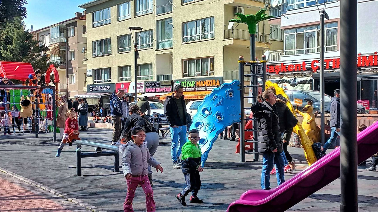 Başkentte hava sıcaklıklarının artmasıyla birlikte vatandaşlar park ve bahçelere akın etti