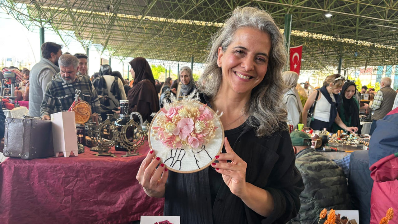Çiçek tasarımcısı Bige Arat, canlı çiçekleri kurutarak kişiye özel tasarımlar yapıyor