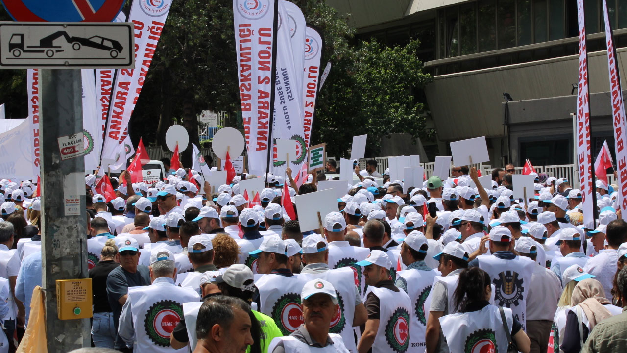 KÇP görüşmelerinde ilerleme sağlanamaması üzerine HAK-İŞ, Hazine ve Maliye Bakanlığı önünde eylem yaptı
