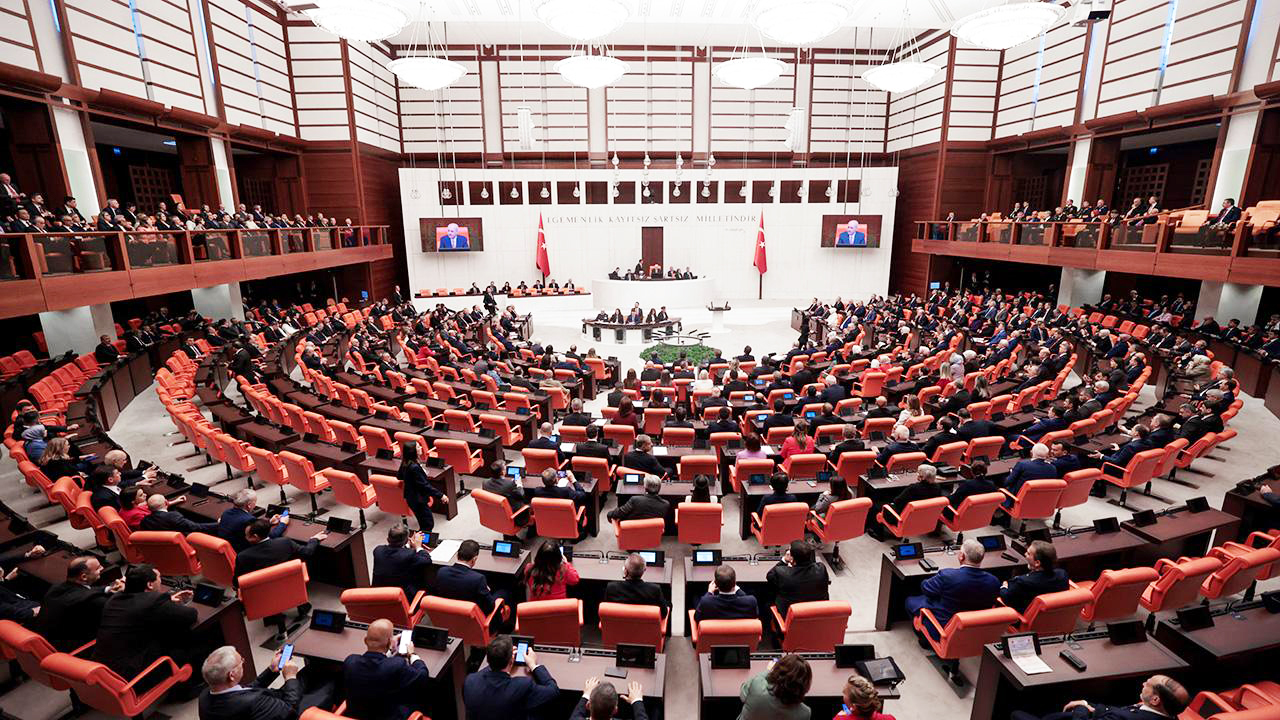 Emekli maaş artışını da içeren teklif meclisten geçti
