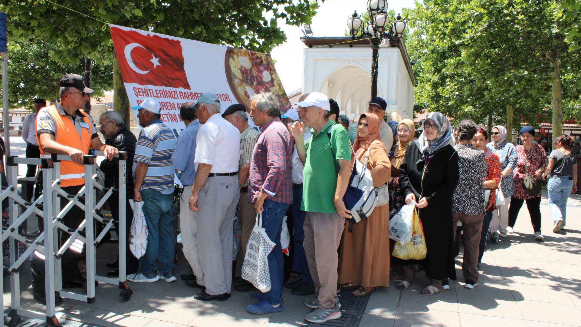 Tulpar Derneği Ankara Hacı Bayram’da şehitler için aşure dağıttı