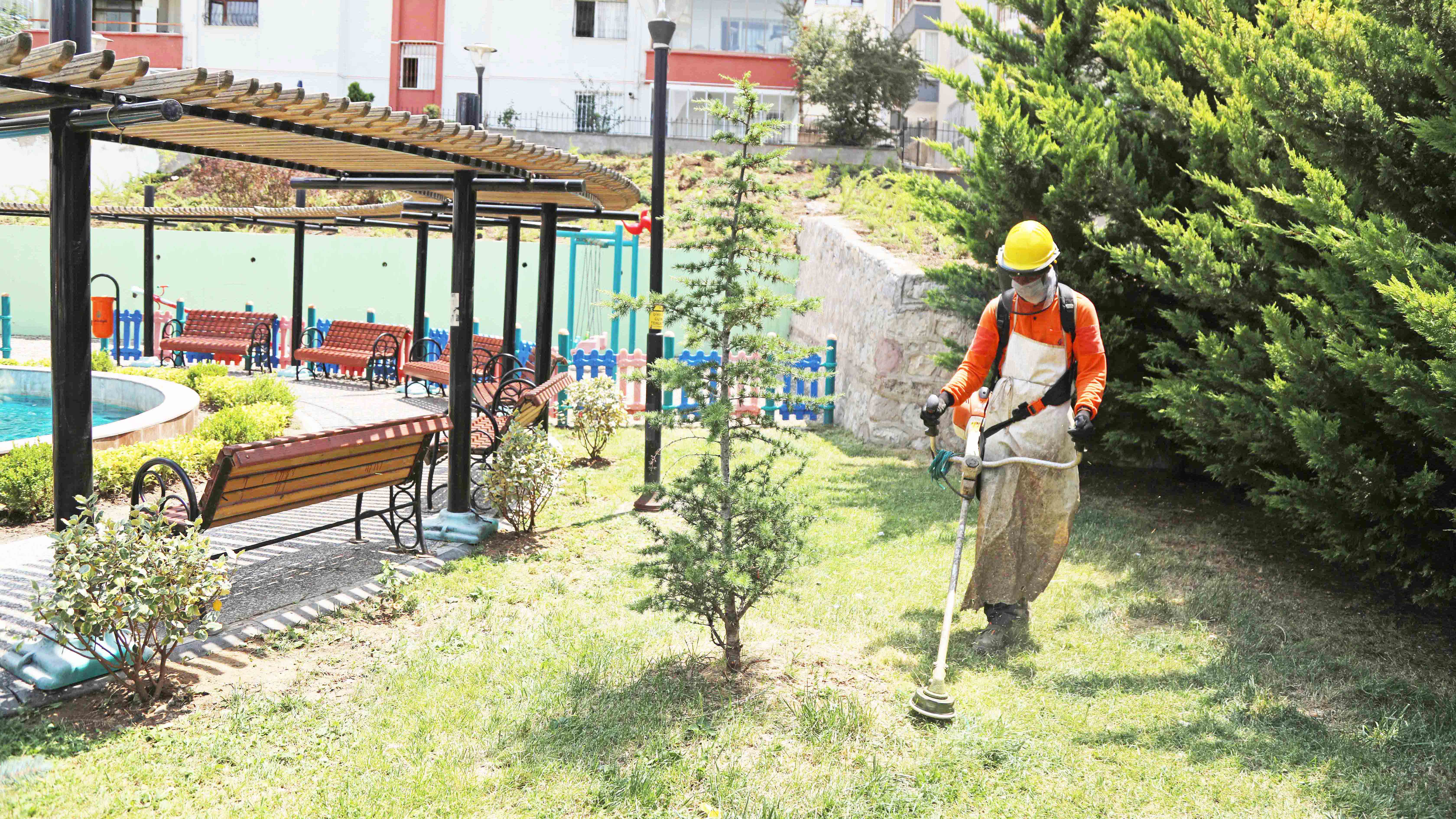 Parklarda yaz mesaisi sürüyor