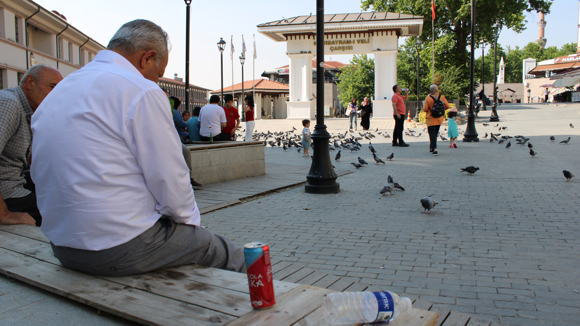 14 ayda yıprandı: Banklar kırıldı, zeminler aşındı