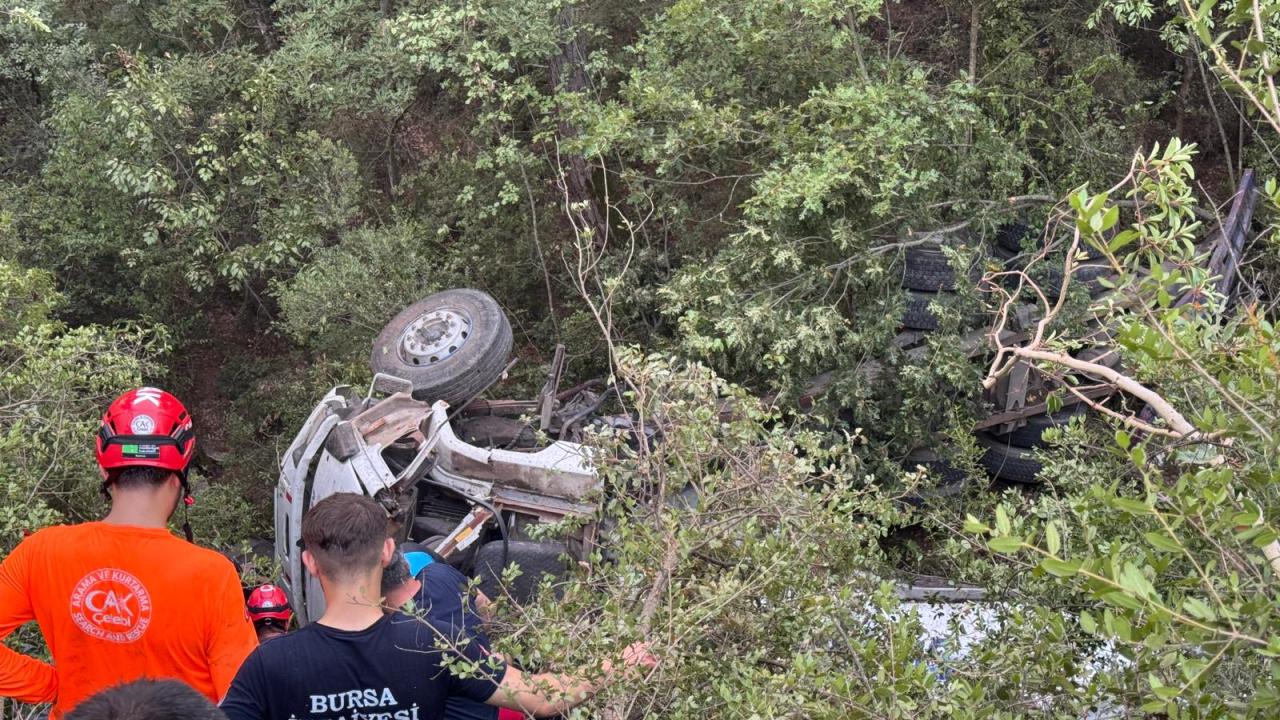 Yangın bölgesine su taşıyan tanker devrildi: 3 kişi hayatını kaybetti