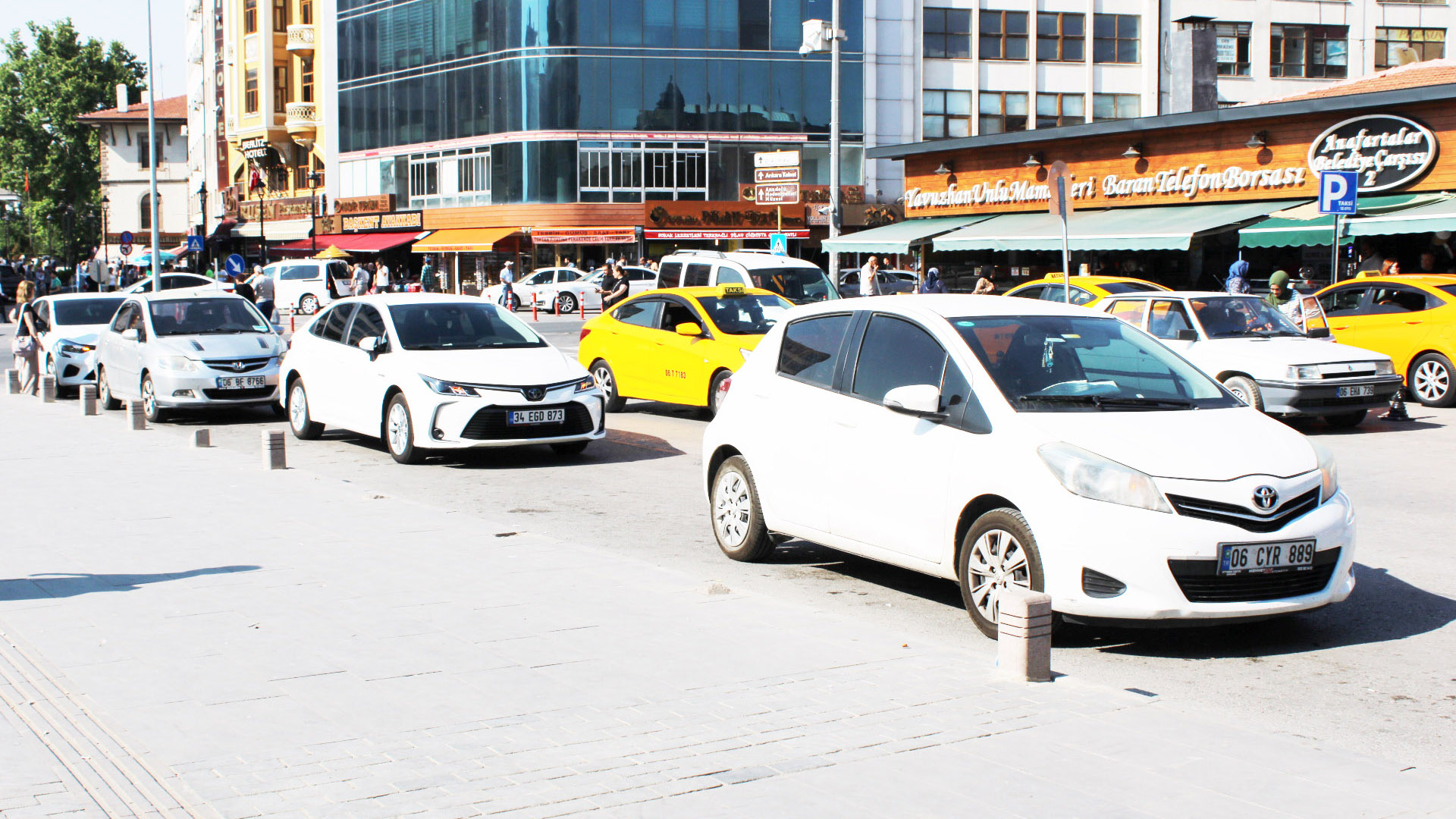 Vatandaşlar araçlarını bırakacak yer bulamıyor: ULUS'TA PARK SORUNU