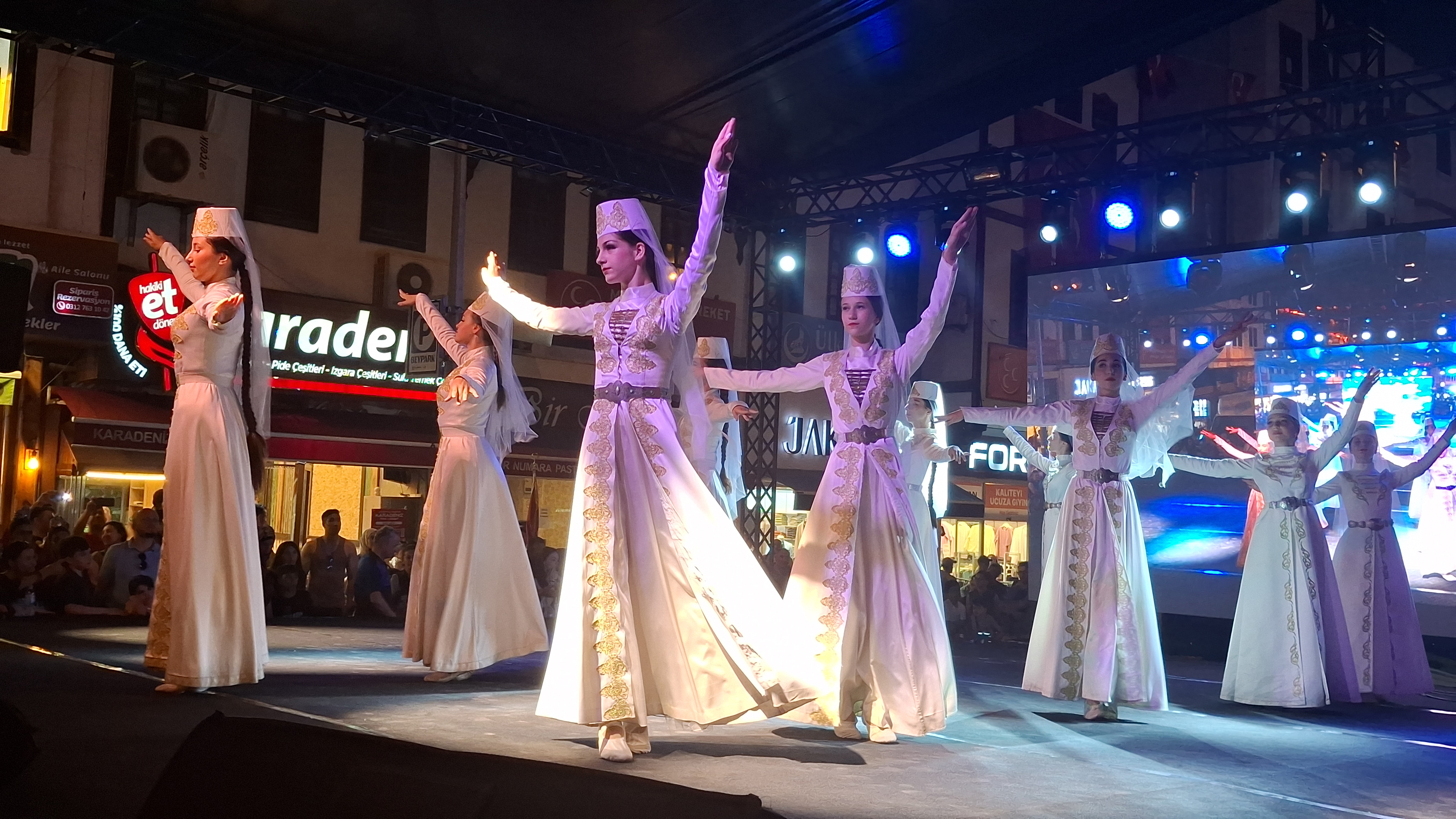 Beypazarı’nda şenlik var: Uluslararası Halk Dansları Festivali başladı!