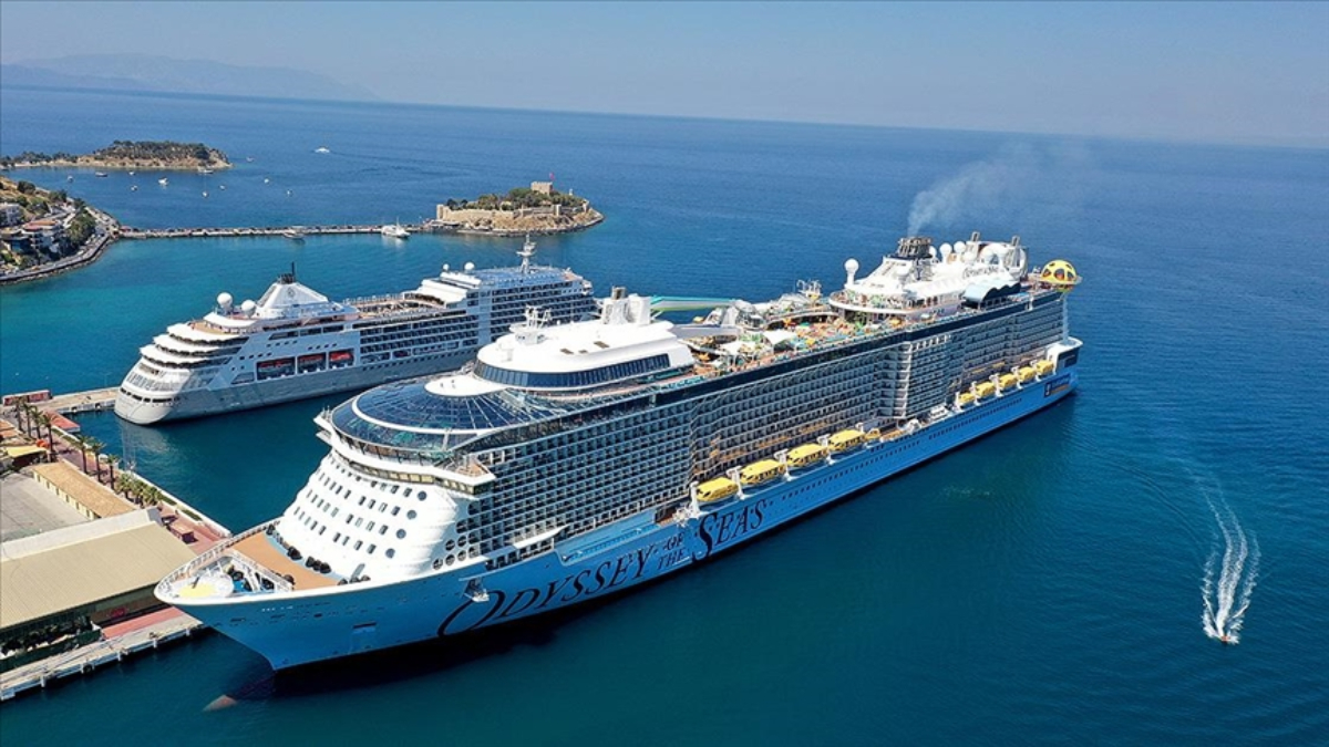 "Yüzen oteller", Kuşadası'na 9 bin 350 turist getirdi