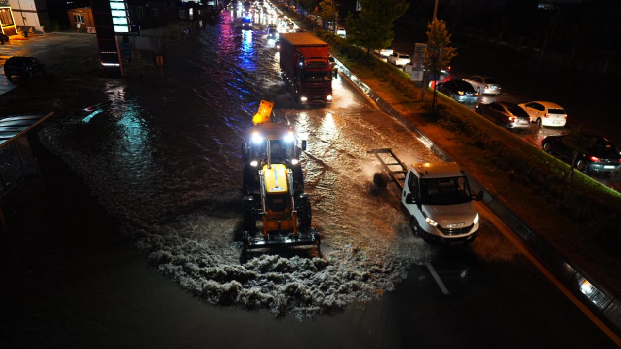 Ankara'da sağanak: CADDELER GÖLE DÖNDÜ!