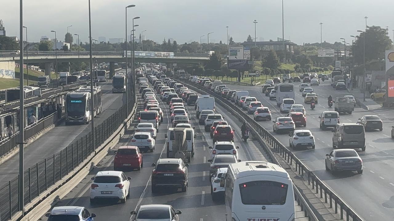 Okullarda uyum haftası ile birlikte trafik yoğunluğu da başladı