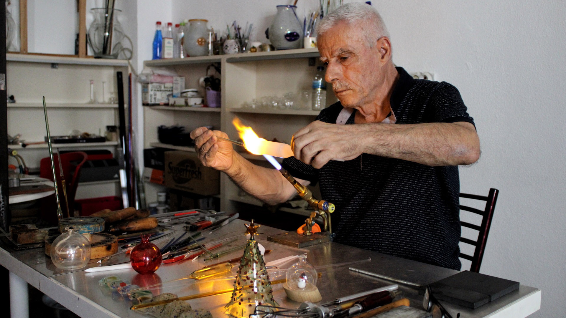 Arkeolojik kazılardan hasarlı olarak çıkarılan.. GÖZYAŞI ŞİŞELERİ GÜNÜMÜZE UYARLANDI