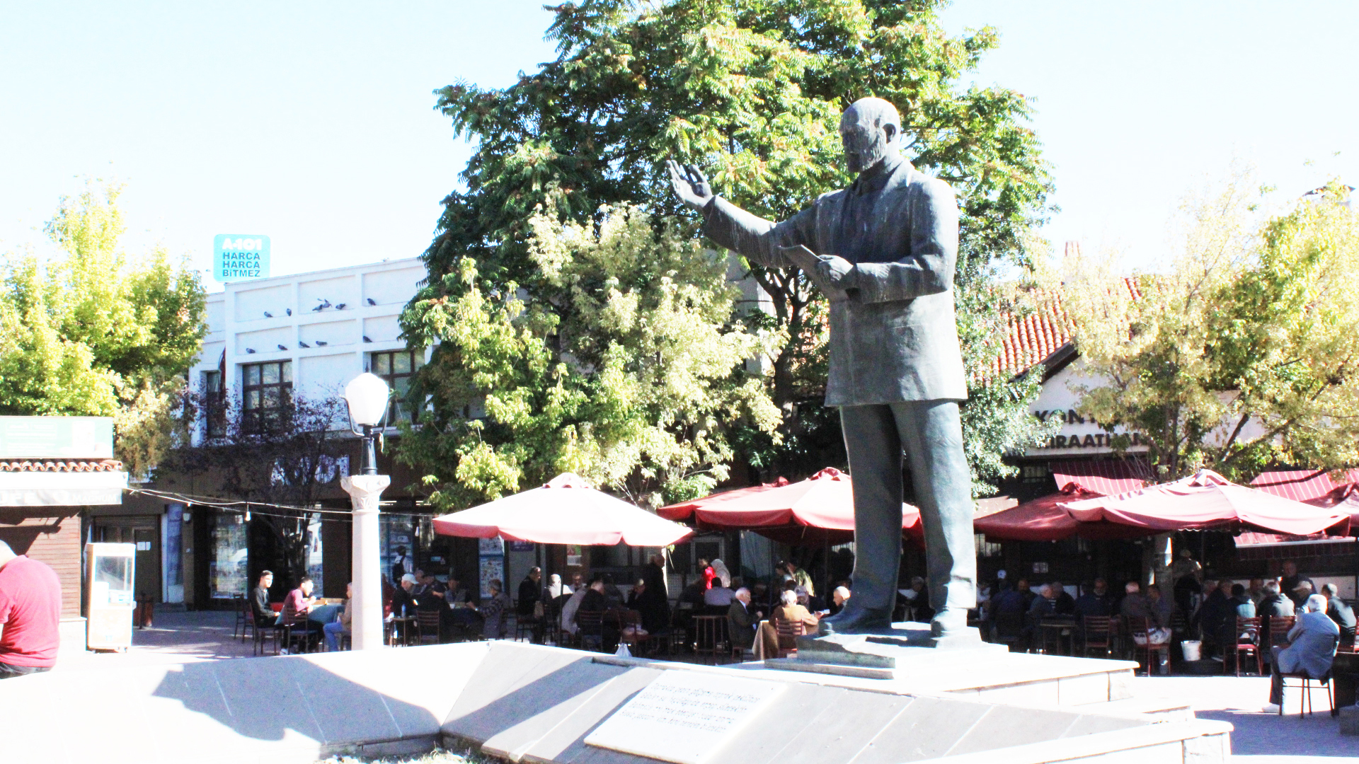 Akif’e yakışmayan görüntü: Heykel kuş pisliğiyle kaplandı