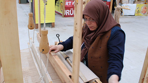 45 yıllık usta, Bayburt ehramını dizi setlerine taşıdı