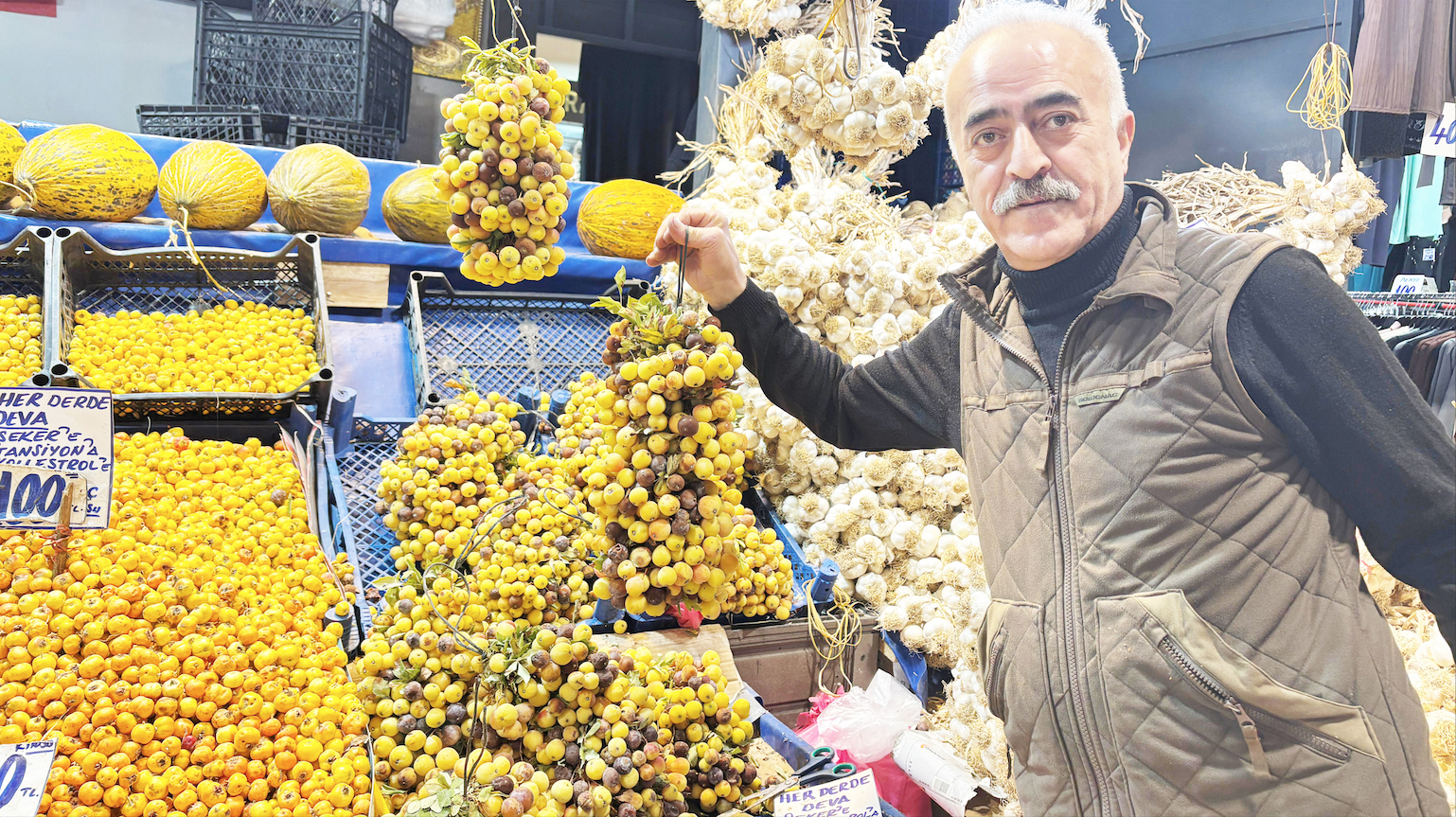Hem meyvesi hem yaprağıyla şifa sunuyor: Doğal ilaç üvez tezgahlarda