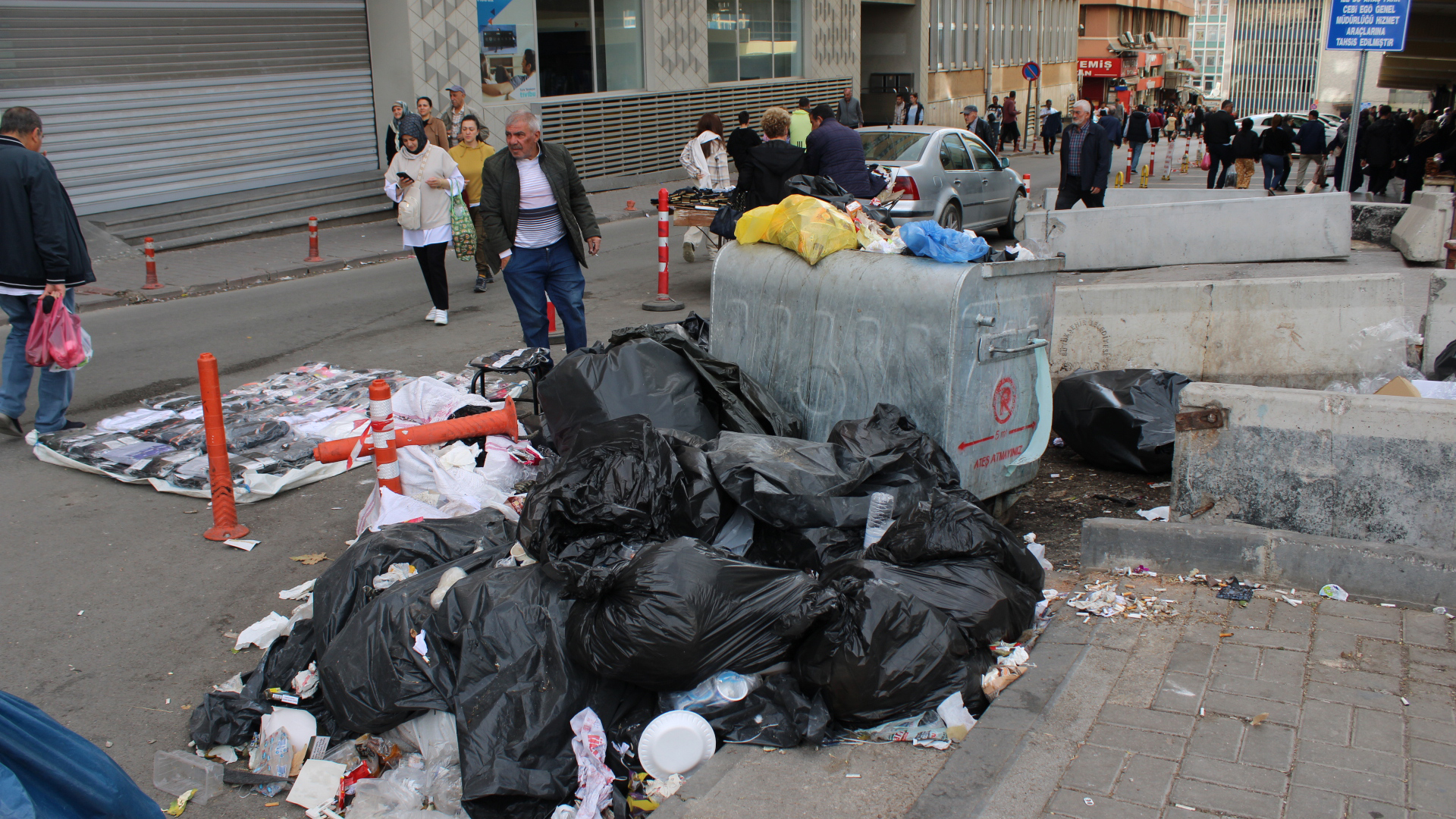 Ulus’ta çöp konteynerleri yetersiz kaldı: Sokak çöplerle doldu