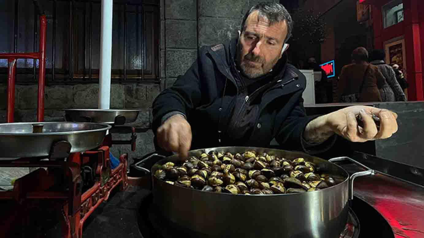 Kışın habercisi kestane Ankara Ulus’ta tezgahlardaki yerini aldı