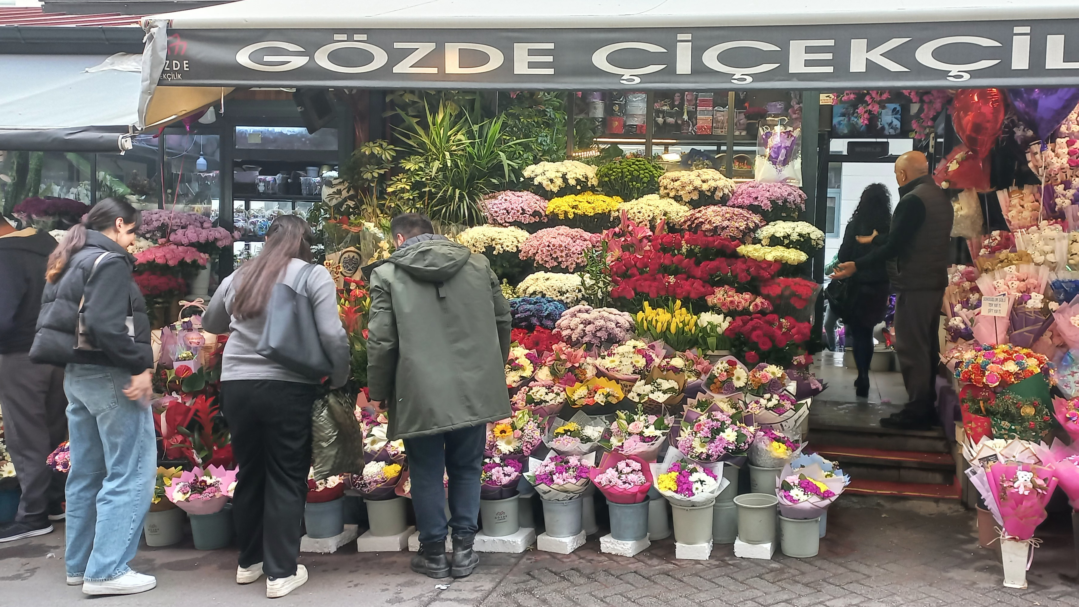 Ankara’daki çiçekçilerde Öğretmenler Günü yoğunluğu yaşandı