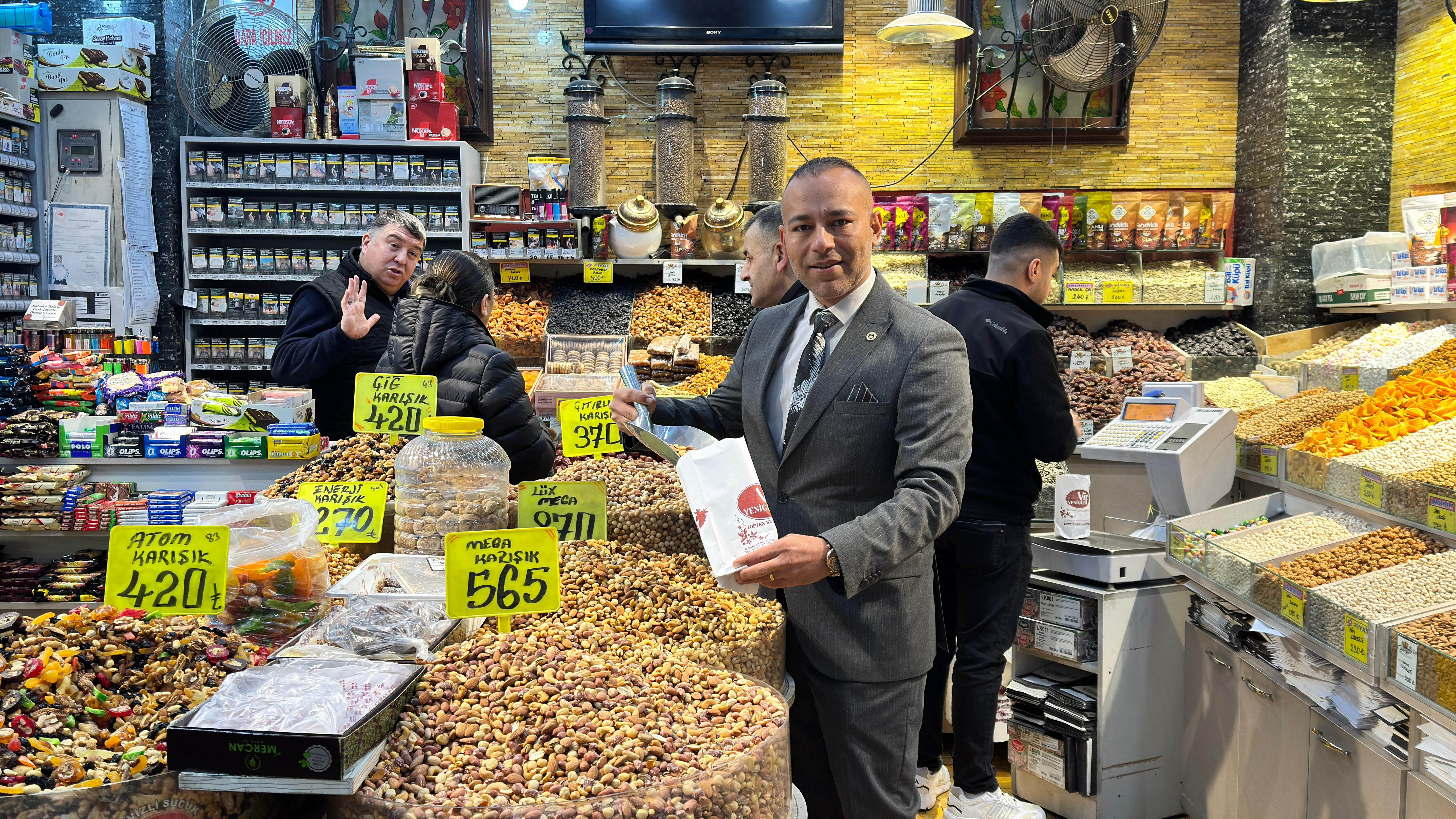 Kuruyemişçilerde yılbaşı mesaisi başladı: Fiyatlar 370 ila bin 300 TL arasında değişiyor