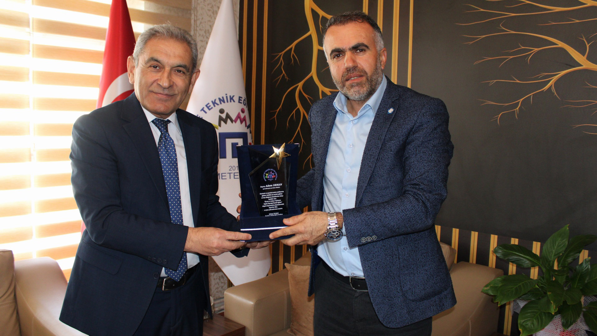 Sorumlu yayıncılığa takdir: Adem Orman’a plaket takdim edildi