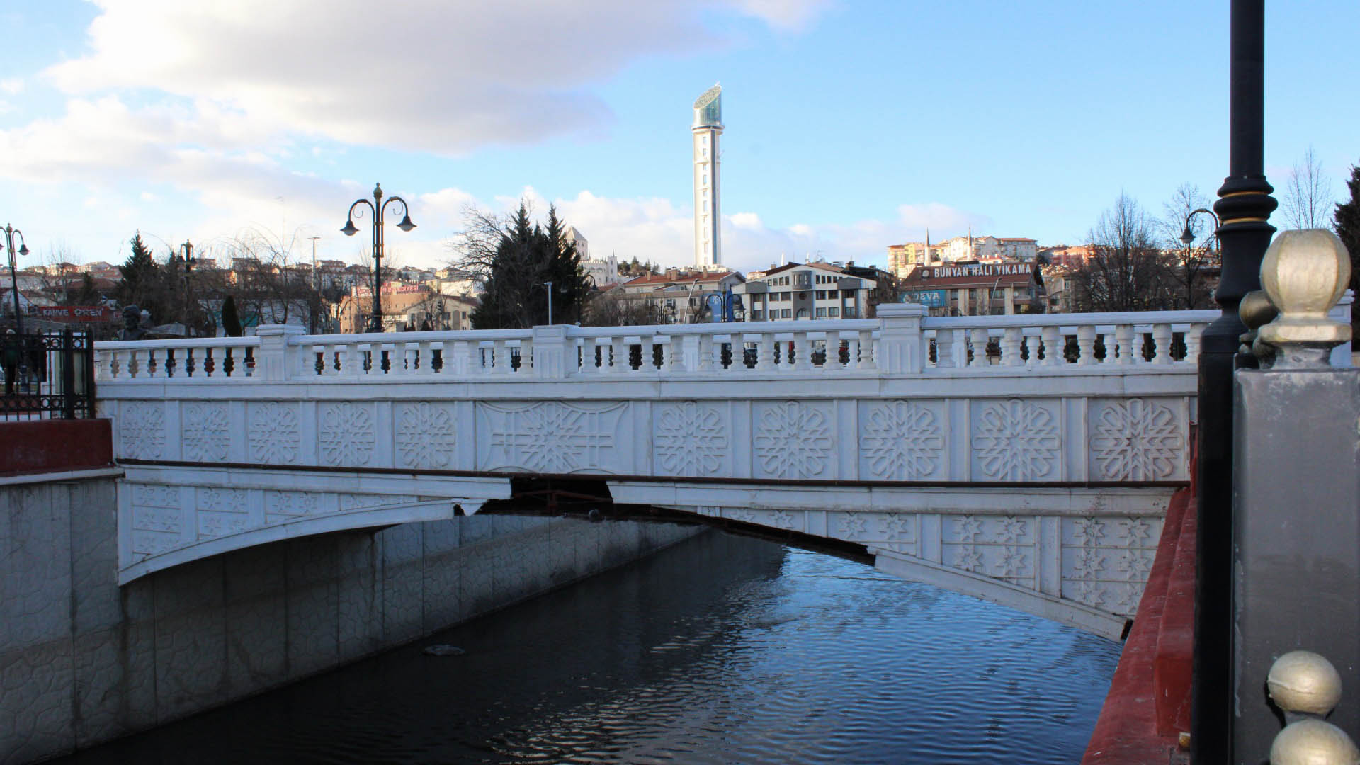 Keçiören’de yaya köprüsü alarm veriyor: Vatandaşlar bakım istiyor