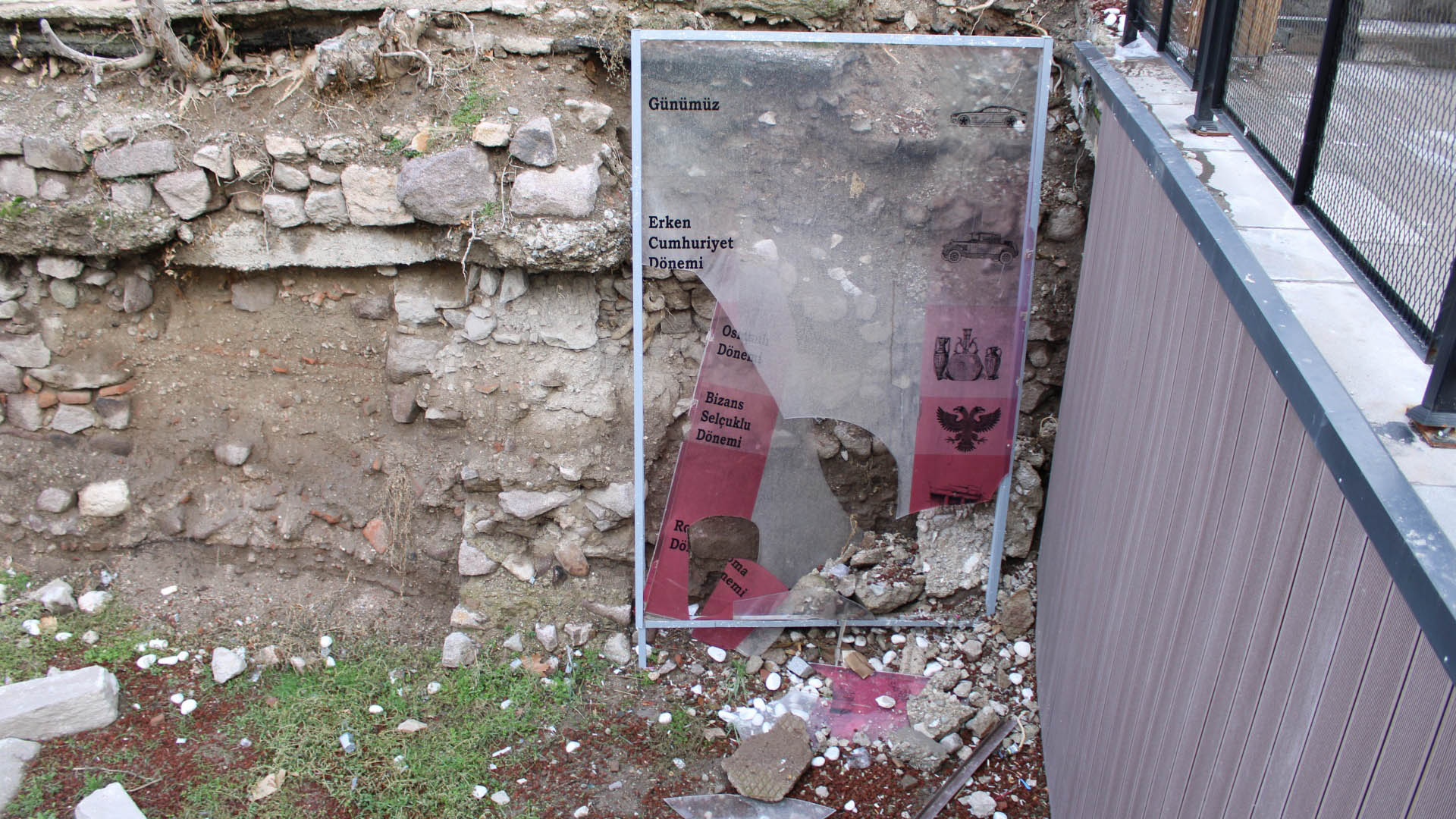 Bir yıl geçmeden zarar gördü: Bilgilendirme panosu kırıldı, alan kirletildi