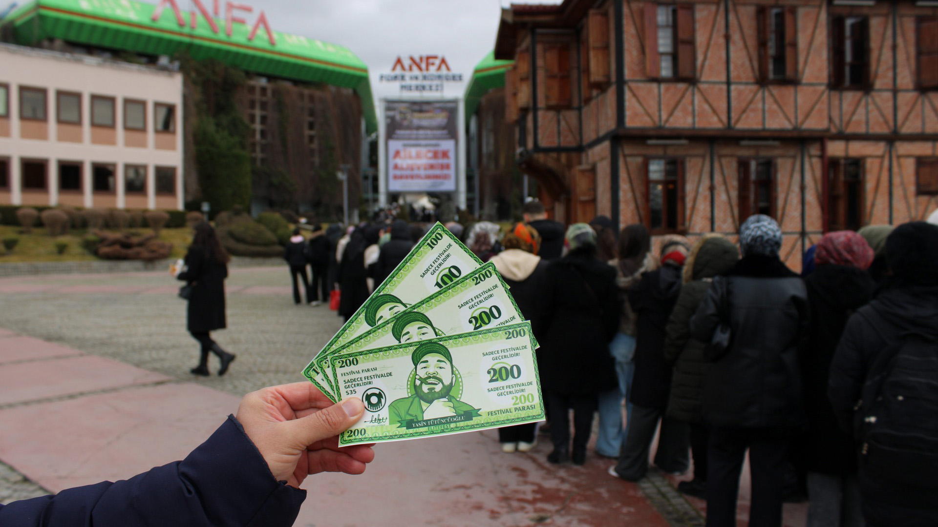 Bedava çek kuyruğu: Vatandaşlar saatlerce bekledi