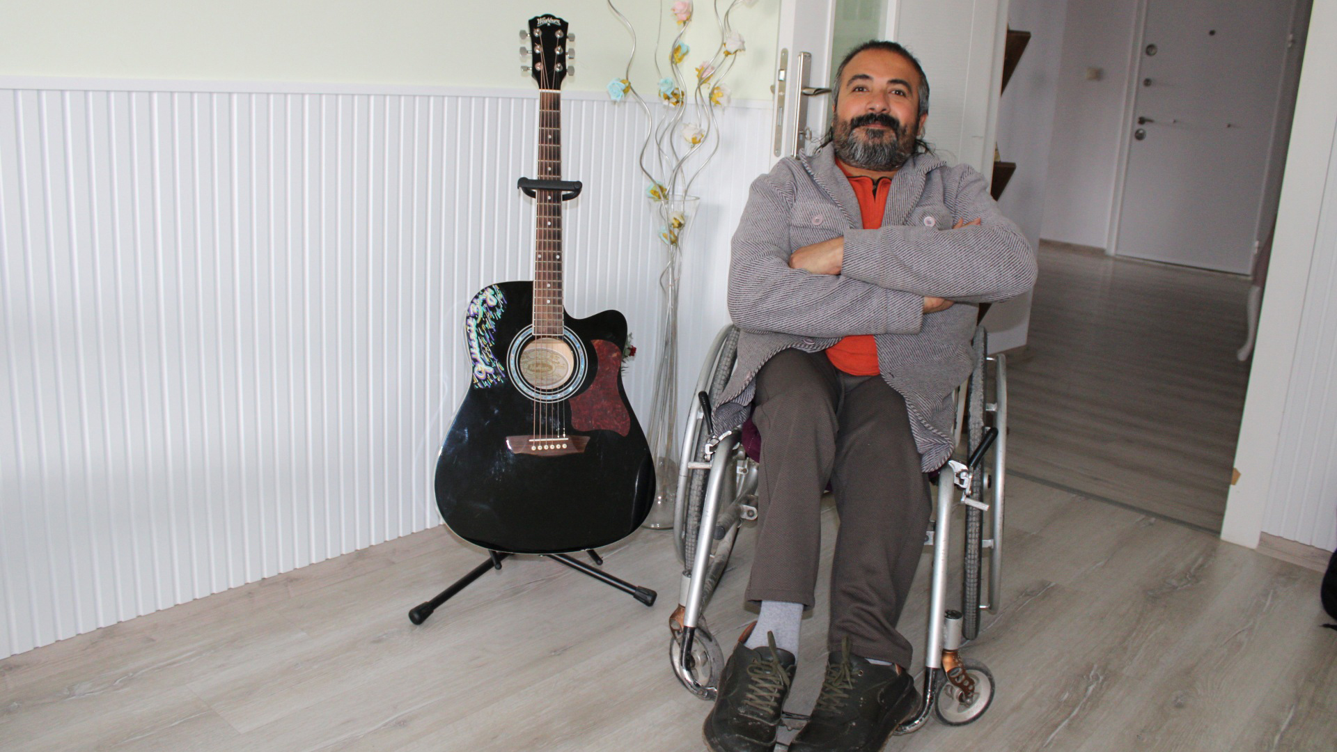 Kırılgan bir bedenle doğdu: Gitarıyla engelleri susturdu