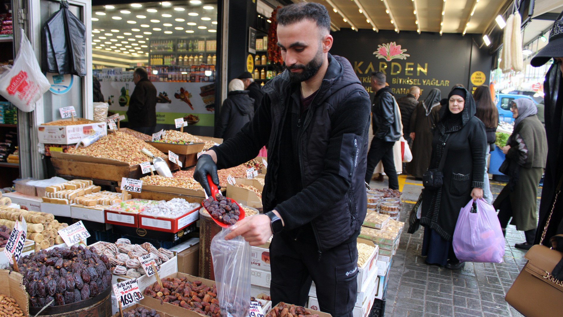 Ramazan hazırlıkları hız kazandı: Hurma tezgâhlarda yerini aldı