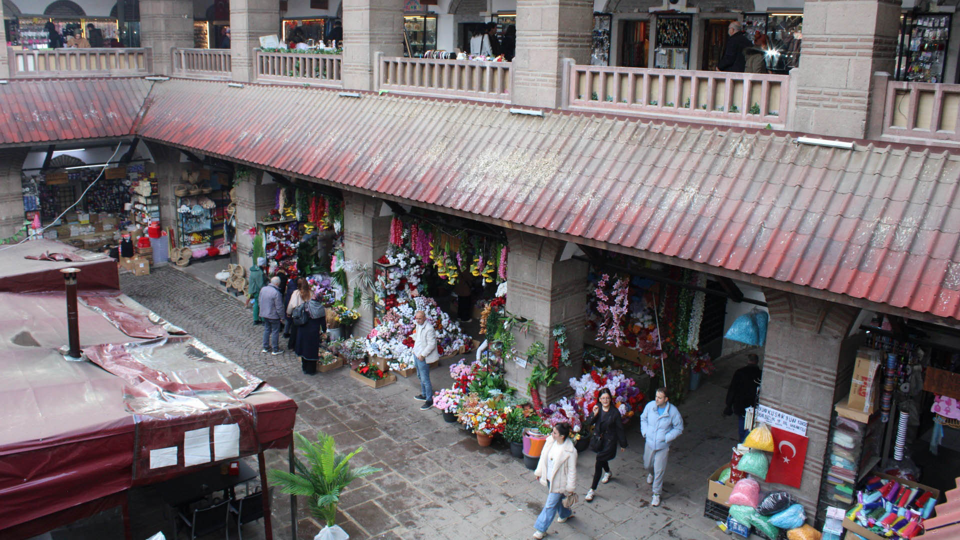 Ramazan sonu düğünleri Suluhan’da yoğunluğu artırdı: Çiftler alışverişe akın ediyor