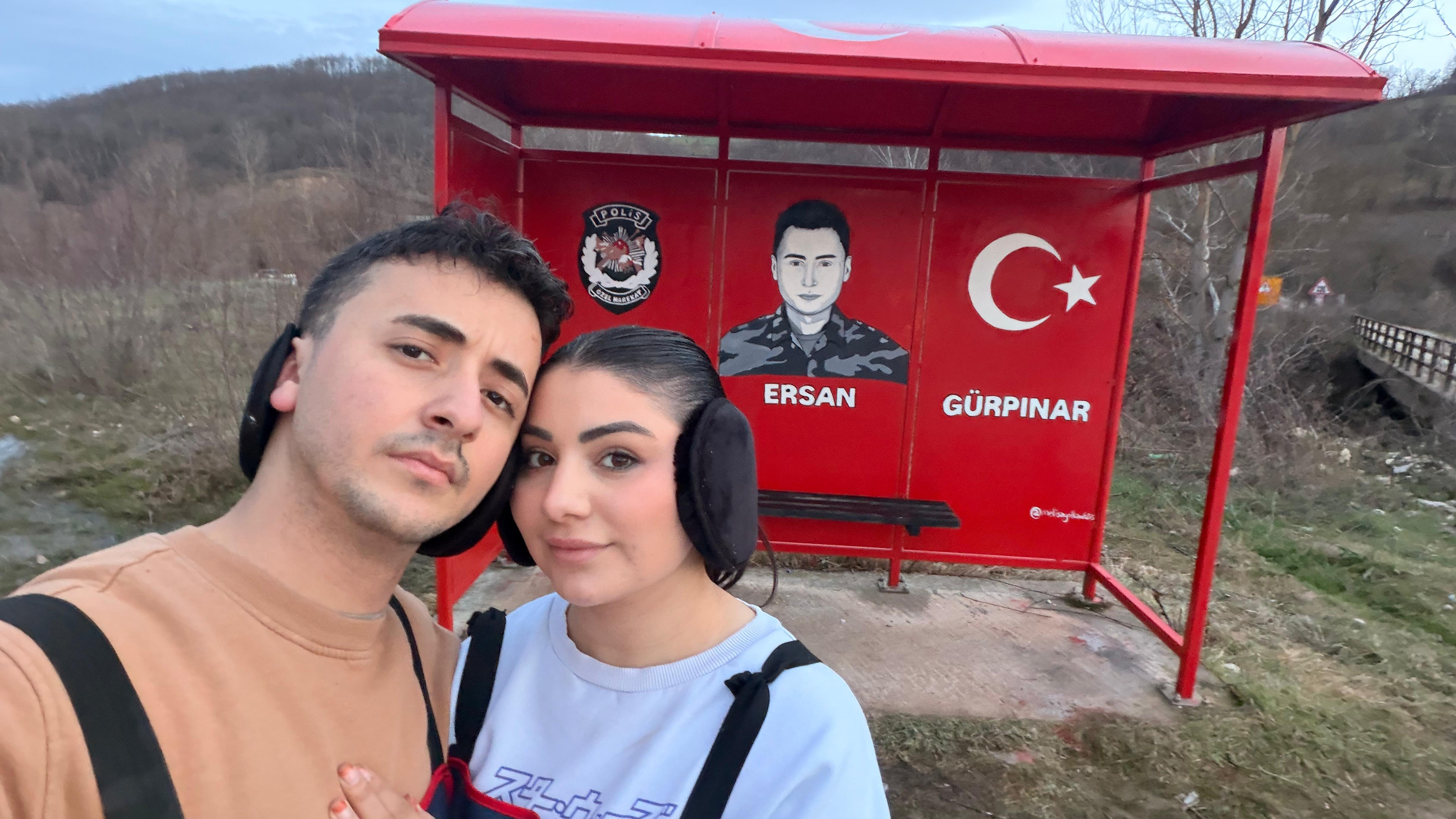 Genç çiftten vefa örneği: Bakımsız duraklar, kahramanlarla yenileniyor