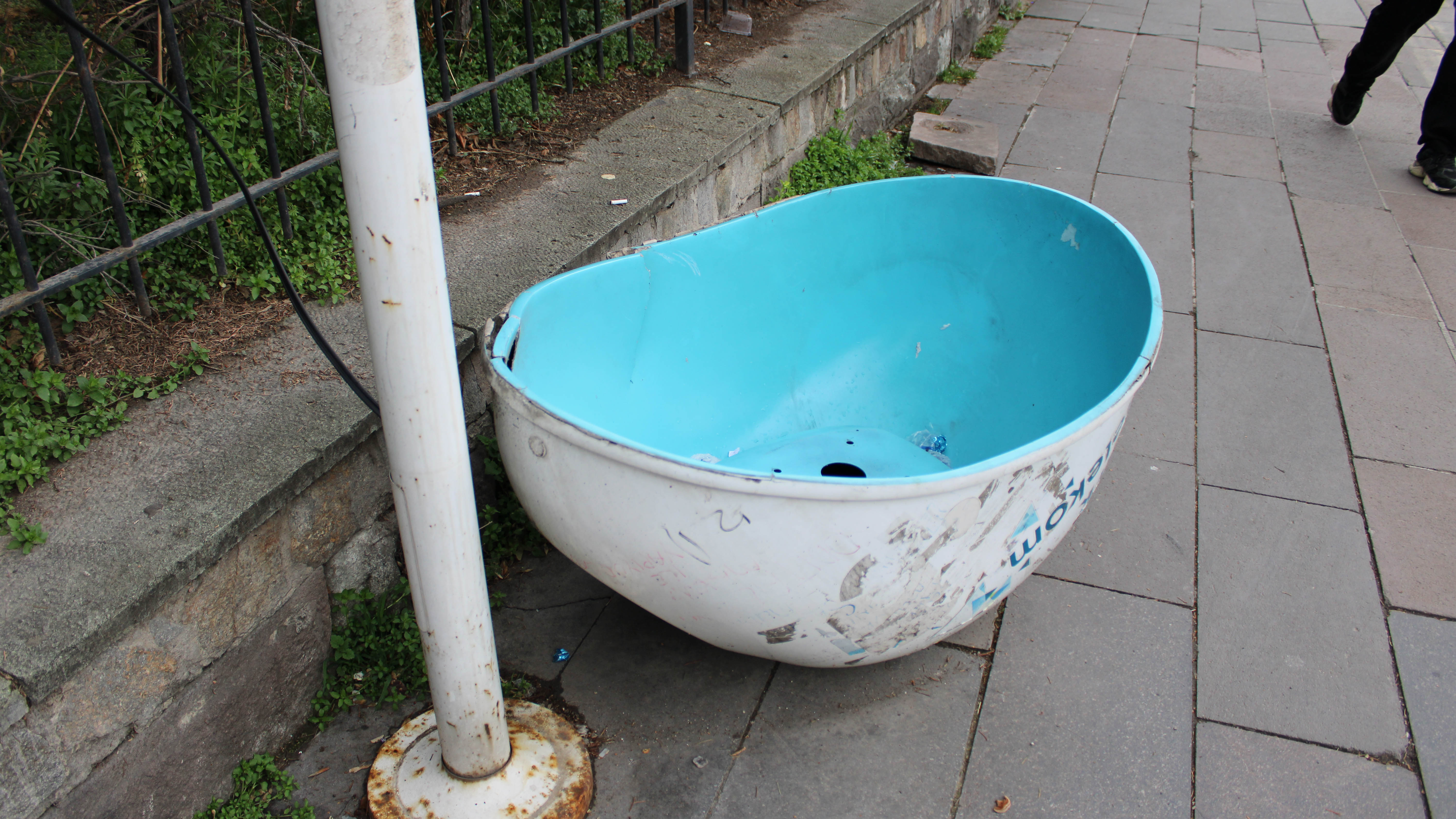 Mamak’ta telefon kulübesi çöplüğe döndü: Vatandaş yetkililerden çözüm bekliyor