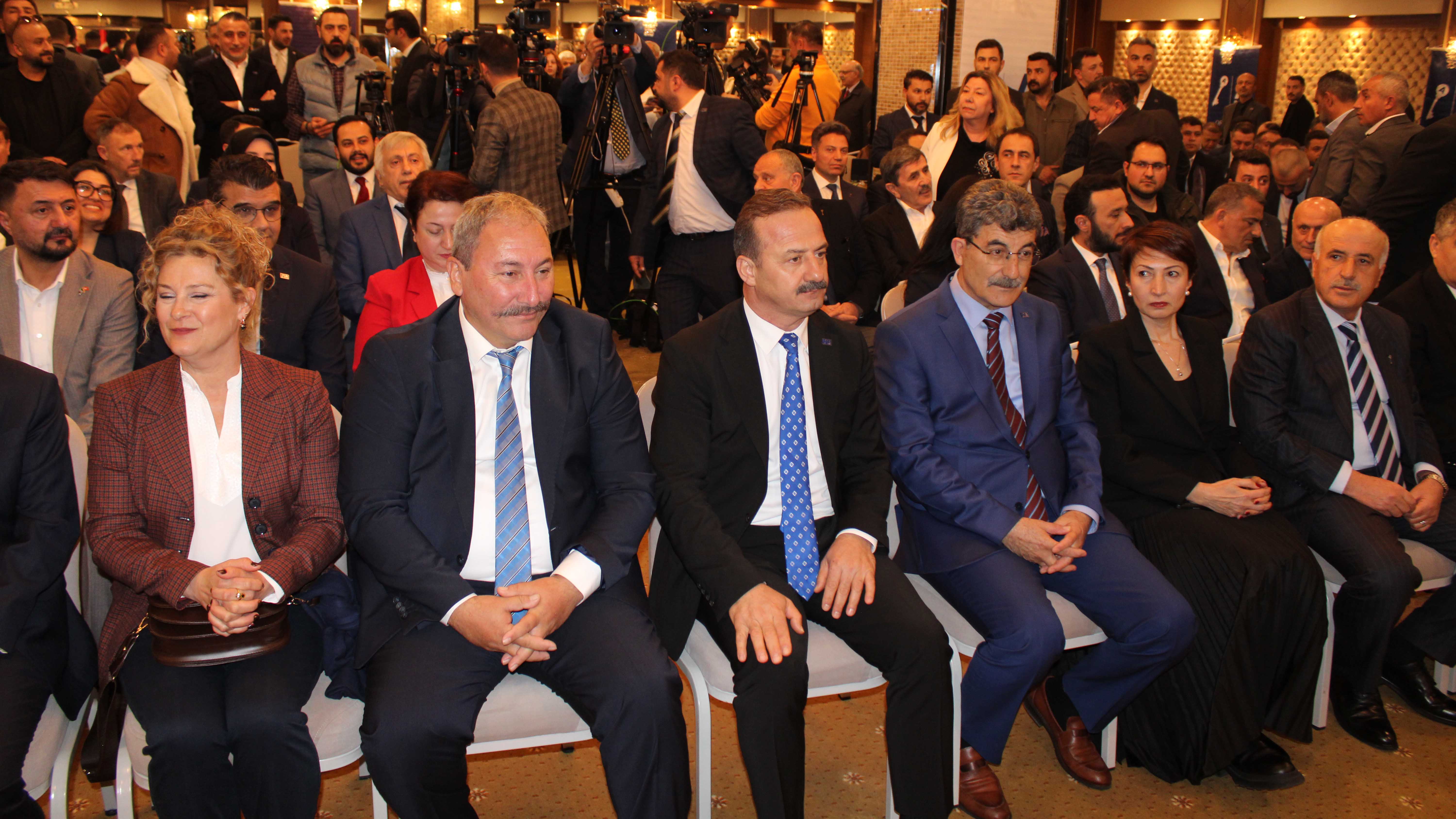 İYİ Parti’den istifa eden Tolga Akalın, Anahtar Parti’ye katıldı: “Türk siyaseti yeni bir dönemle tanışacak”