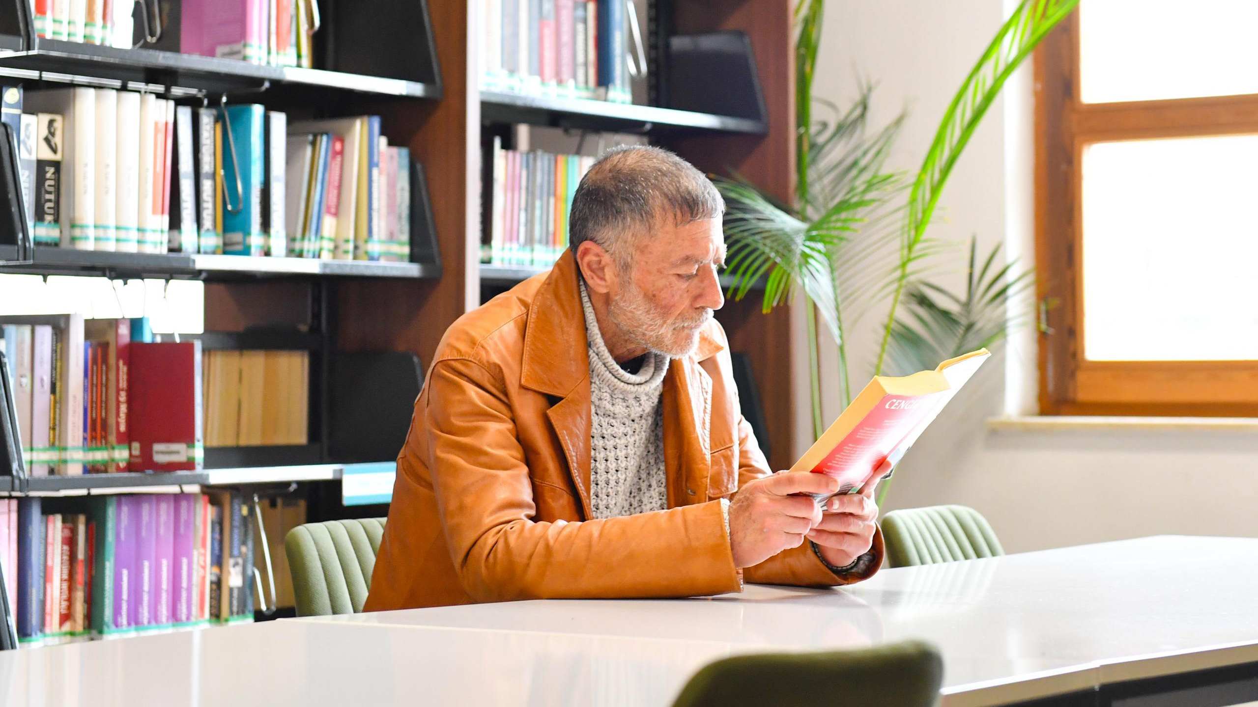 Eşinin vefatından sonra kitaplara sığındı: Kütüphane ikinci evi oldu