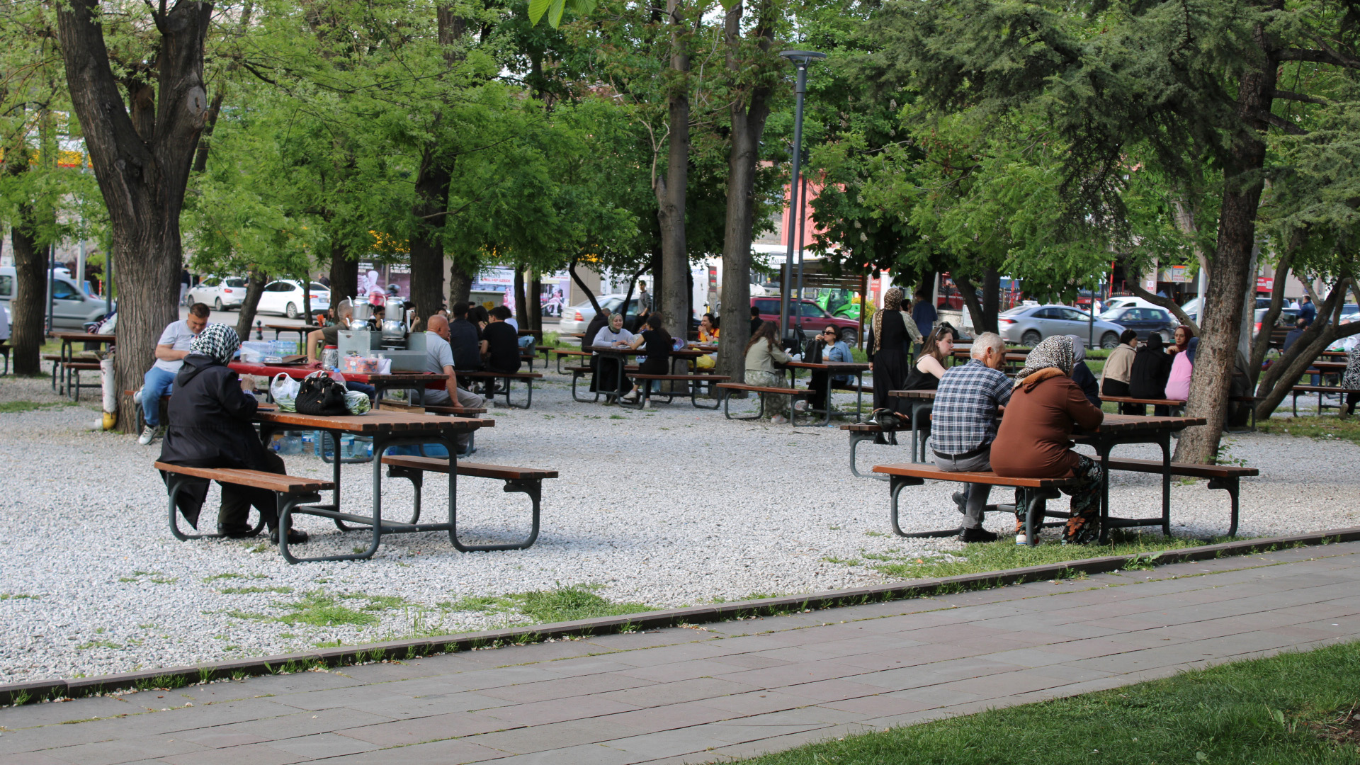 Güneşli havayı gören başkentliler parklara akın etti: Kurtuluş Parkı doldu taştı