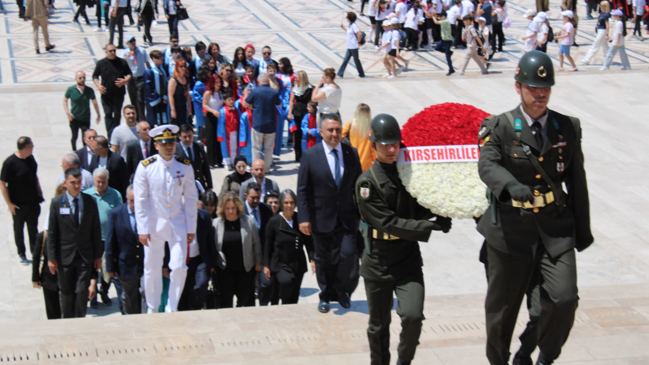 Kırşehirliler Vakfı Atatürk’ün huzuruna çıktı: Mozoleye çelenk bırakıldı