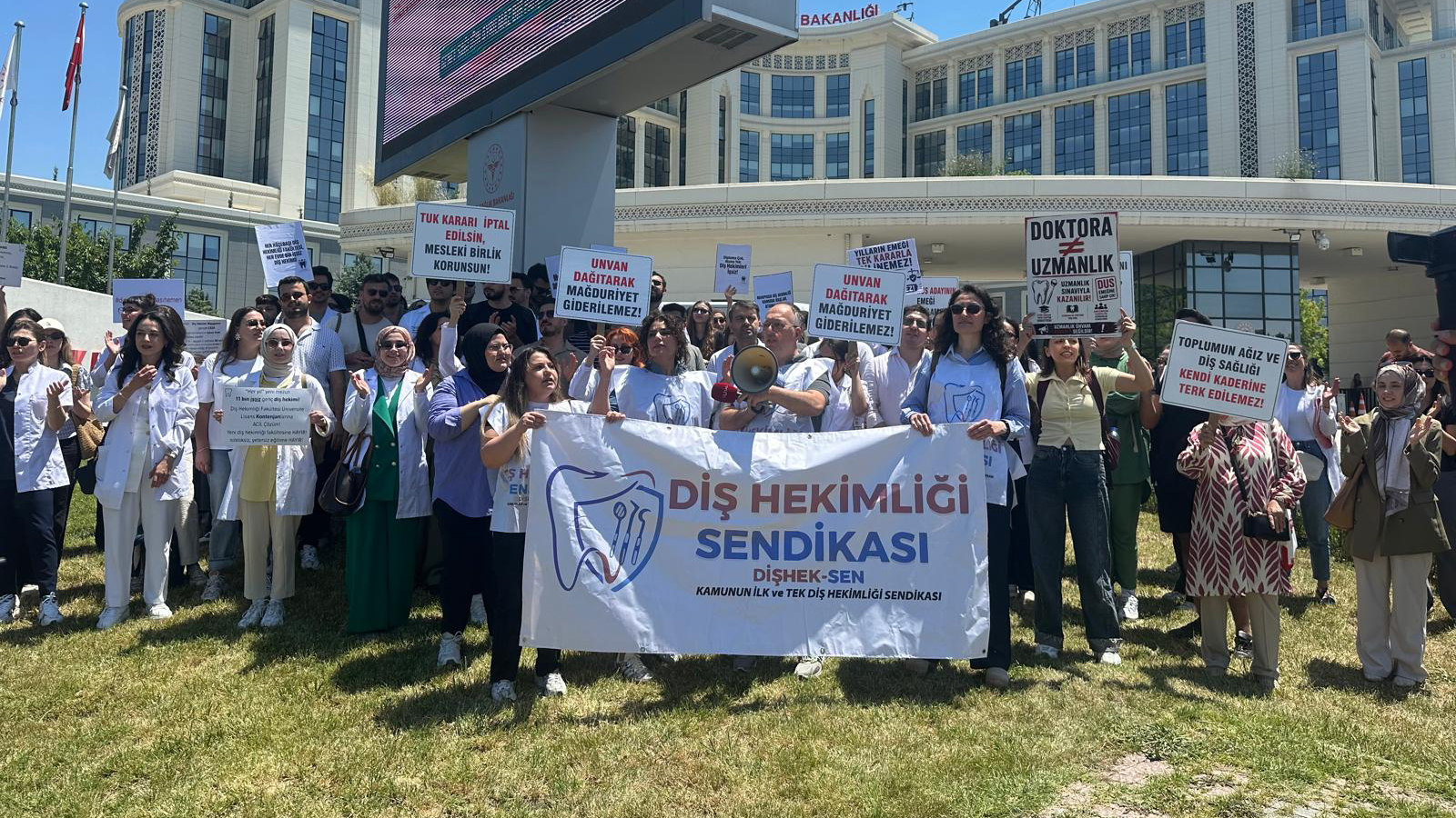 TUK’un uzmanlık kararına DİŞHEK-SEN’den tepki: Geri çekilmezse hukuki süreç başlatılacak
