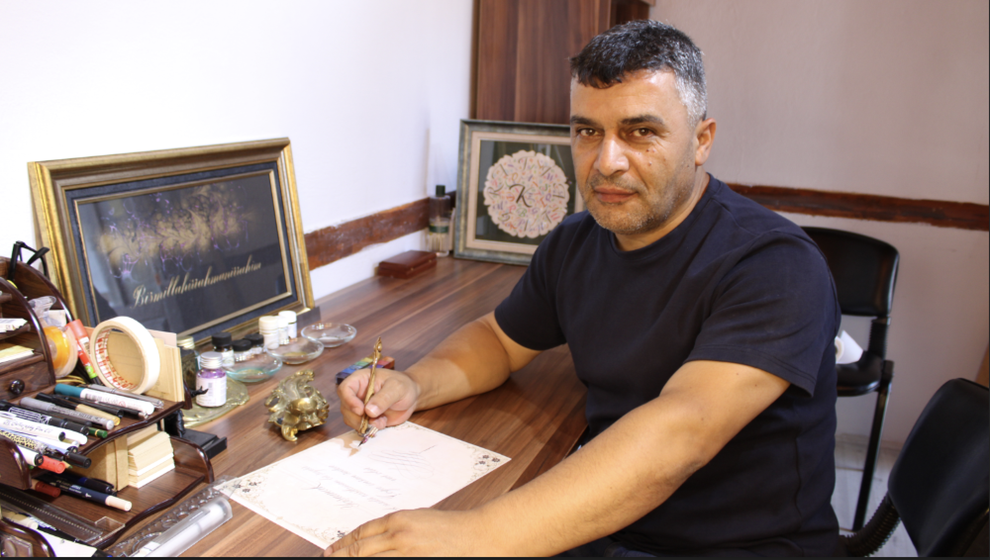 Dünya ikincisi kaligrafi sanatçısı Fatih Çelik: Mürekkebi sanata dönüştürüyor