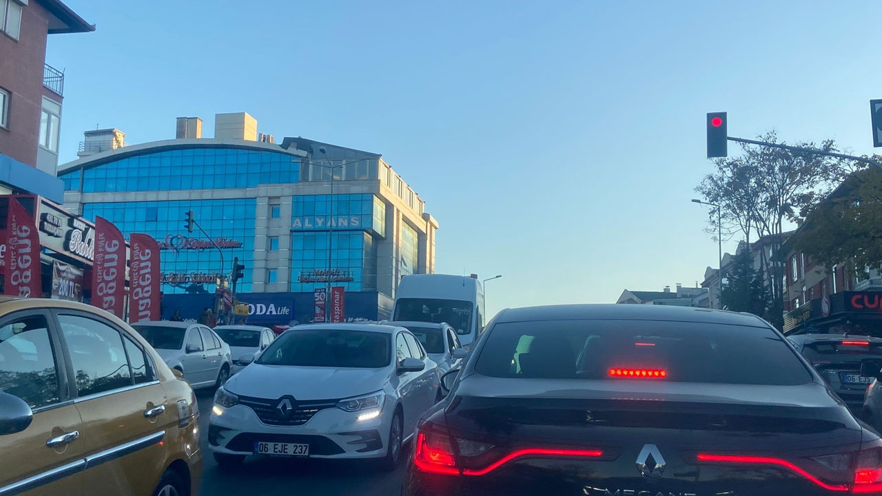 Mamak'ta Tıp Fakültesi Caddesi ile Süleyman Ayten Caddesi'ni birbirine bağlayan kavşakta oluşan trafik vatandaşı bezdirdi