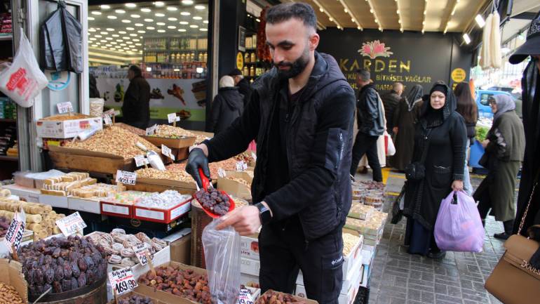 Ramazan hazırlıkları hız kazandı: Hurma tezgâhlarda yerini aldı