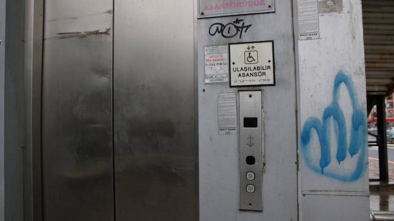 Yaya üst geçidinde asansör krizi: Vatandaşlar çözüm bekliyor