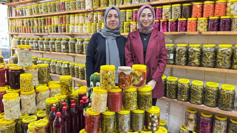 Evde başladı, ilçenin tek kadın turşucusu oldu: Geleneksel tariflerle zirveye çıktı