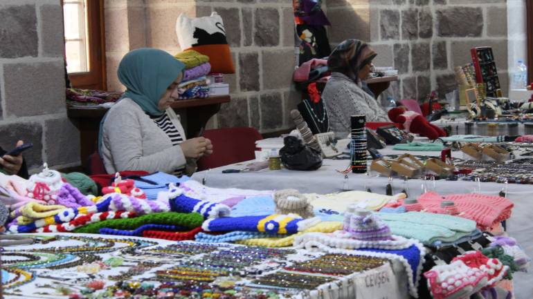 El Ürünleri Pazarı, bahara hazır: Hamamönü’nün renkli tezgâhları yeniden kuruldu