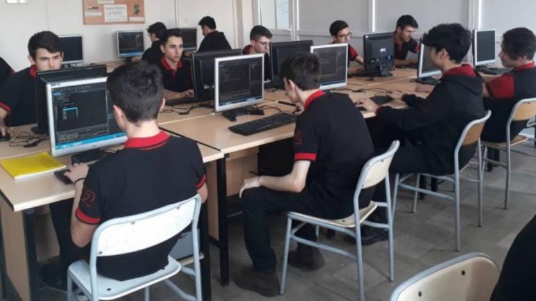 Meslek liselerinde Bilişim Teknolojileri krizi: “Kademeli kapatılmaya hayır diyoruz”