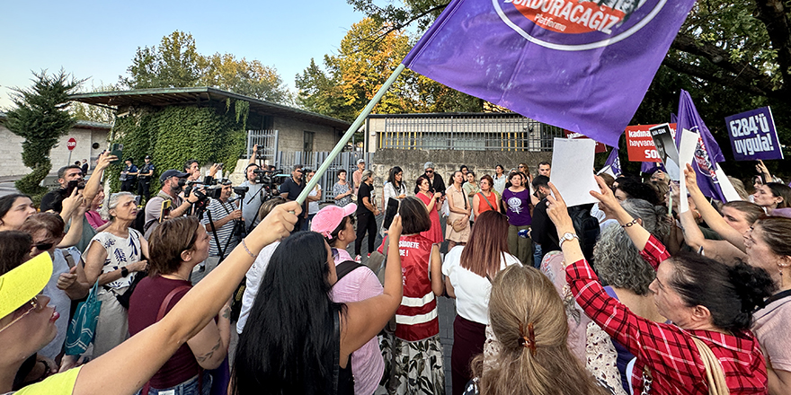 aa-20250807-38771627-38771622-chp-kadin-kollari-kadin-cinayetlerini-protesto-etti.jpg